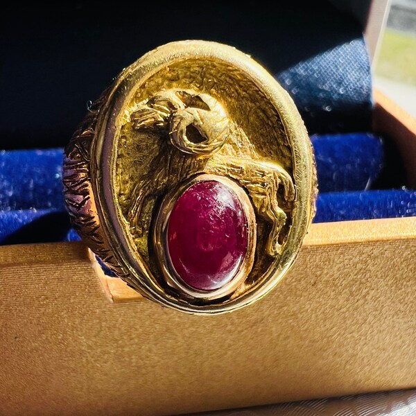 Vintage 18k yellow gold men’s unisex Aires ruby cabochon engraved ram ring