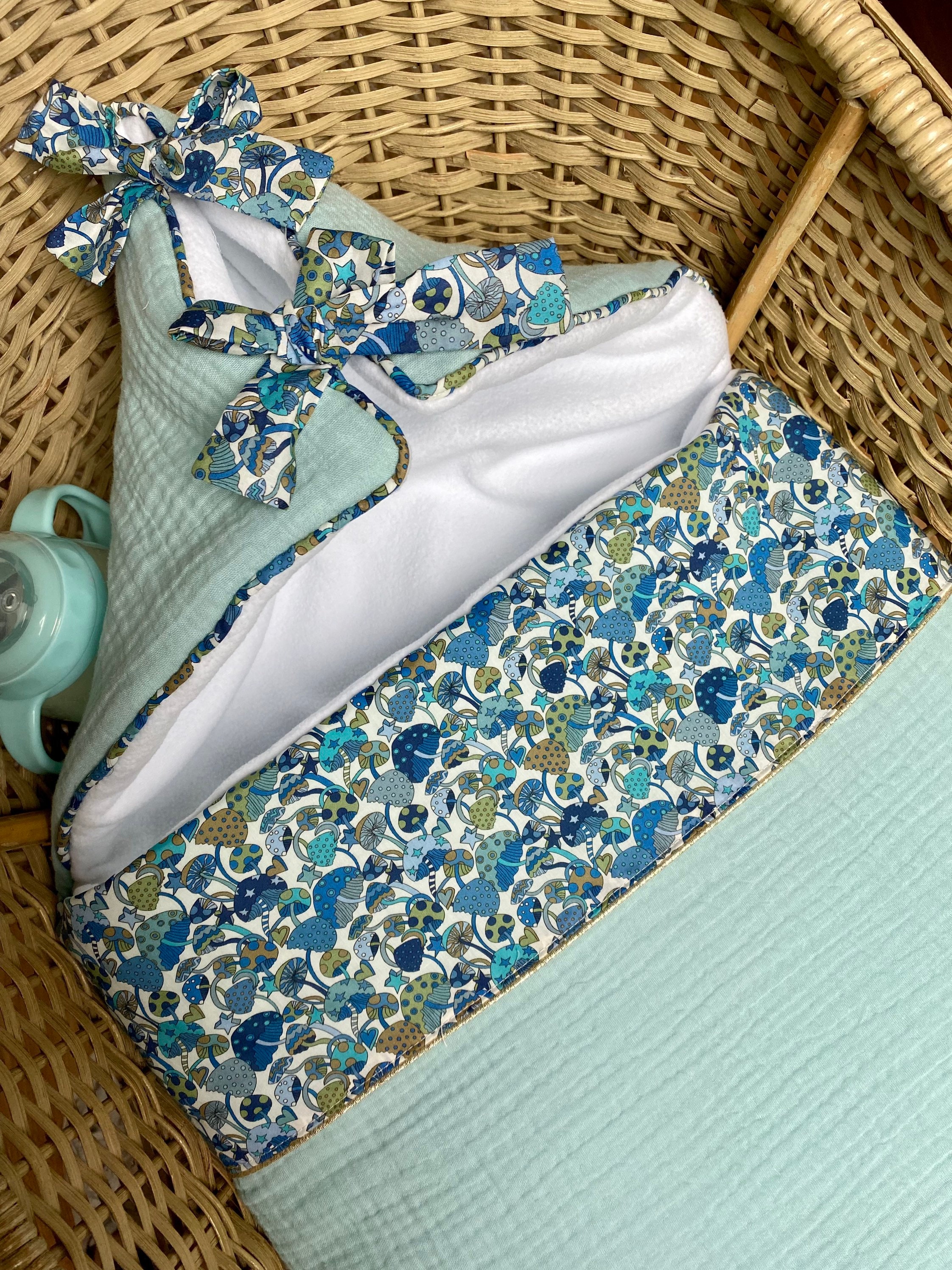 Nid d'ange en Liberty® Magic et Double Gaze de Coton Vert d'eau