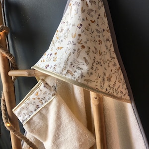 Sortie de bain et gant assorti en éponge beige et Liberty ® Théo gold