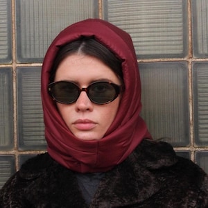 KISSEN-KOPFSCHAL - Sturmhaube in Burgund, gesteppter Schal, Bandana-Schal, Puffer, gestepptes Kopftuch im Babyshka-Stil, der Bär
