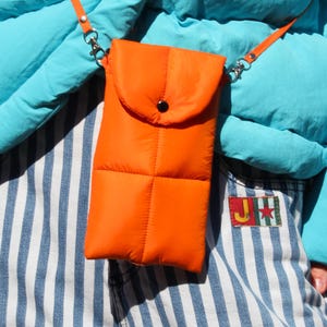 Kissen Puffer Handytasche in Orange, Puffy Crossbody Handytasche, Wasserdichte gepolsterte Tasche mit Riemen, Freisprechtasche, Reisegeschenk für Sie