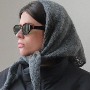 Foulard in mohair mélange lavorato a mano, color grigio antracite.