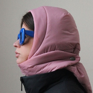 Kissen-Kopftuch – Sturmhaube in dunklem Puderrosa, Schal, gesteppter Schal, Bandana-Schal, Puffer, gestepptes Kopftuch im Babyshka-Stil, der Bär