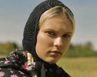 Gorro de algodón con diseño de patchwork de Granny Square para adultos, tejido a crochet, en color negro.