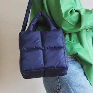 Borsa essenziale MINI PILLOW PUFFER in blu navy, borsa tote