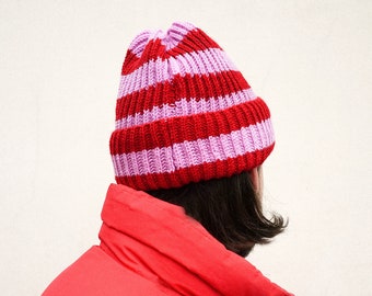 Gestreifte Beanie-Mütze in Rot und Rosa