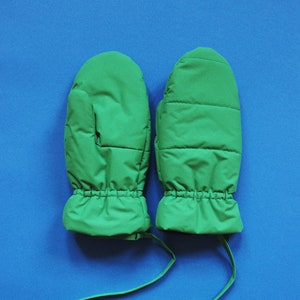 Puffer mittens on strings in green
