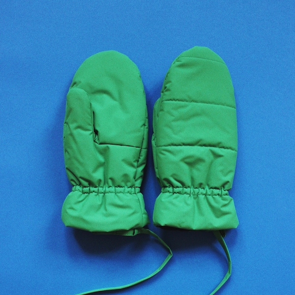 Puffer mittens on strings in green