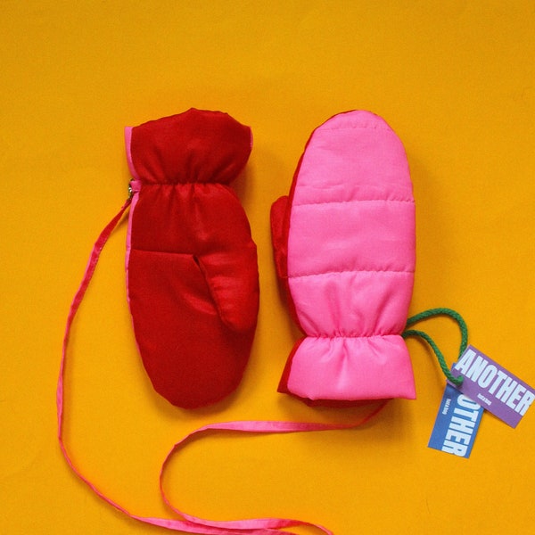 Bicolor Puffer Mittens on Strings in hot pink and red