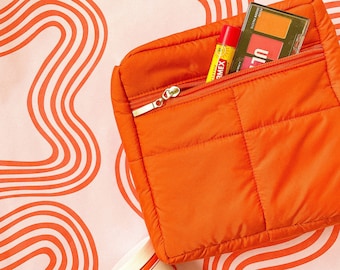 Bolsa de tocador Pillow Puffer en naranja, bolsa de tocador acolchada, bolsa cosmética con cremallera, bolsa de artículos de tocador, bolsa de gafas clave de accesorios de viaje, bolsa pequeña