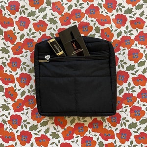 Pillow Puffer Kosmetiktasche in Schwarz, Gesteppte Kosmetiktasche, Kosmetiktasche mit Reißverschluss, Kulturtasche, Reiseaccessoires, Schlüsselbrillentasche, kleine Tasche