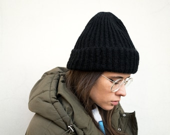 Woolen beanie hat in black