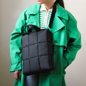 PILLOW PUFFER essential bag in black, laptop bag image 1