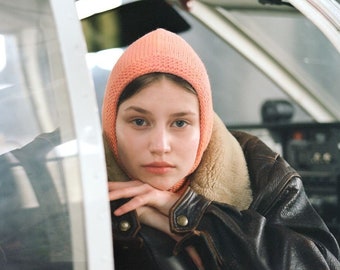 Cappello a cuffia con papillon per adulti lavorato a mano in Peach Fuzz