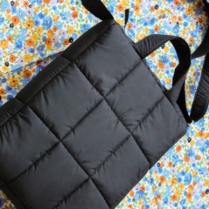 PILLOW PUFFER essential bag in black, laptop bag image 4