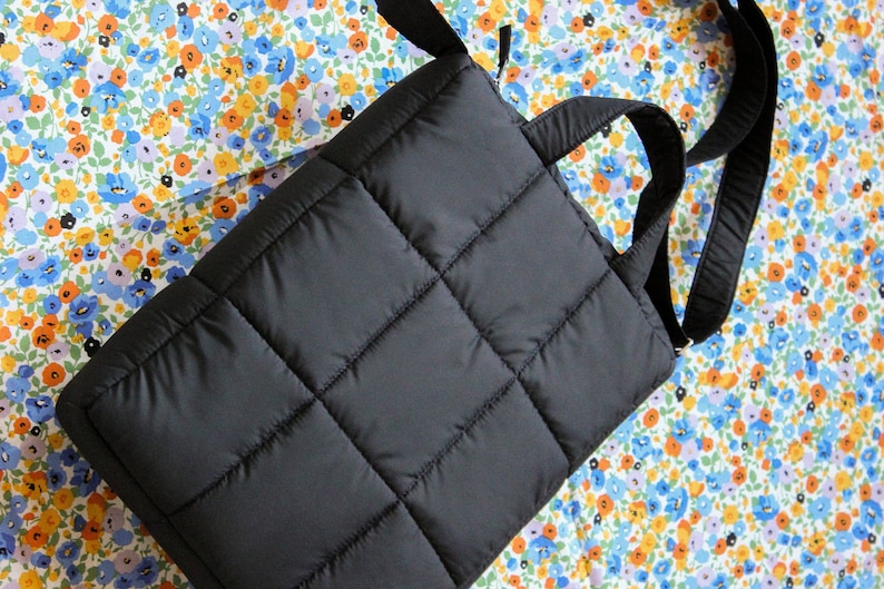 PILLOW PUFFER essential bag in black, laptop bag image 4