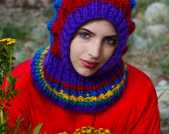 Multicolored Balaclava with dimensional tuck knitting technique