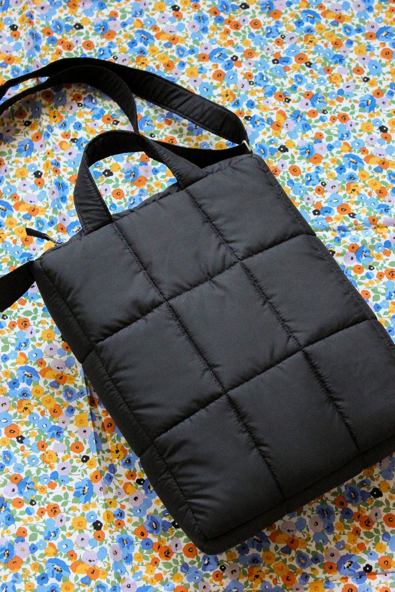 PILLOW PUFFER essential bag in black, laptop bag image 2