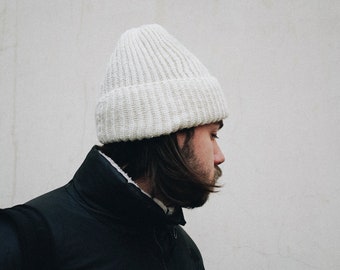 Woolen beanie hat in white