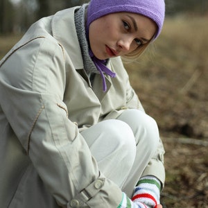 Gorro con lazo para adulto tejido a mano en color lila imagen 3