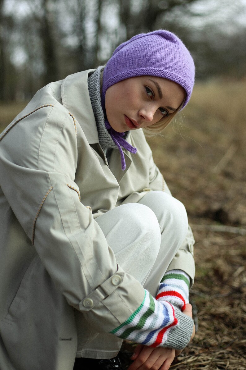 Gorro con lazo para adulto tejido a mano en color lila imagen 3