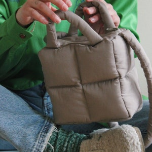 MINI PILLOW PUFFER unverzichtbare Tasche in Kamelbeige, Tragetasche Bild 5