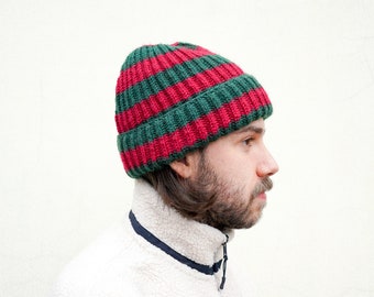 Woolen beanie hat in burgundy and green