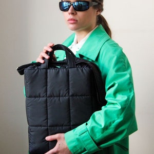 PILLOW PUFFER essential bag in black, laptop bag image 3