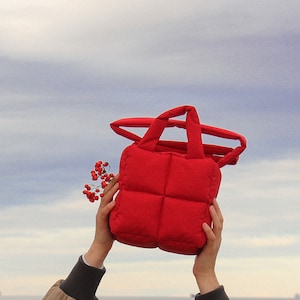 MINI PILLOW PUFFER essential bag in red tote bag image 3