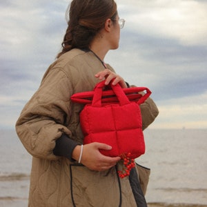 MINI PILLOW PUFFER essential bag in red; tote bag