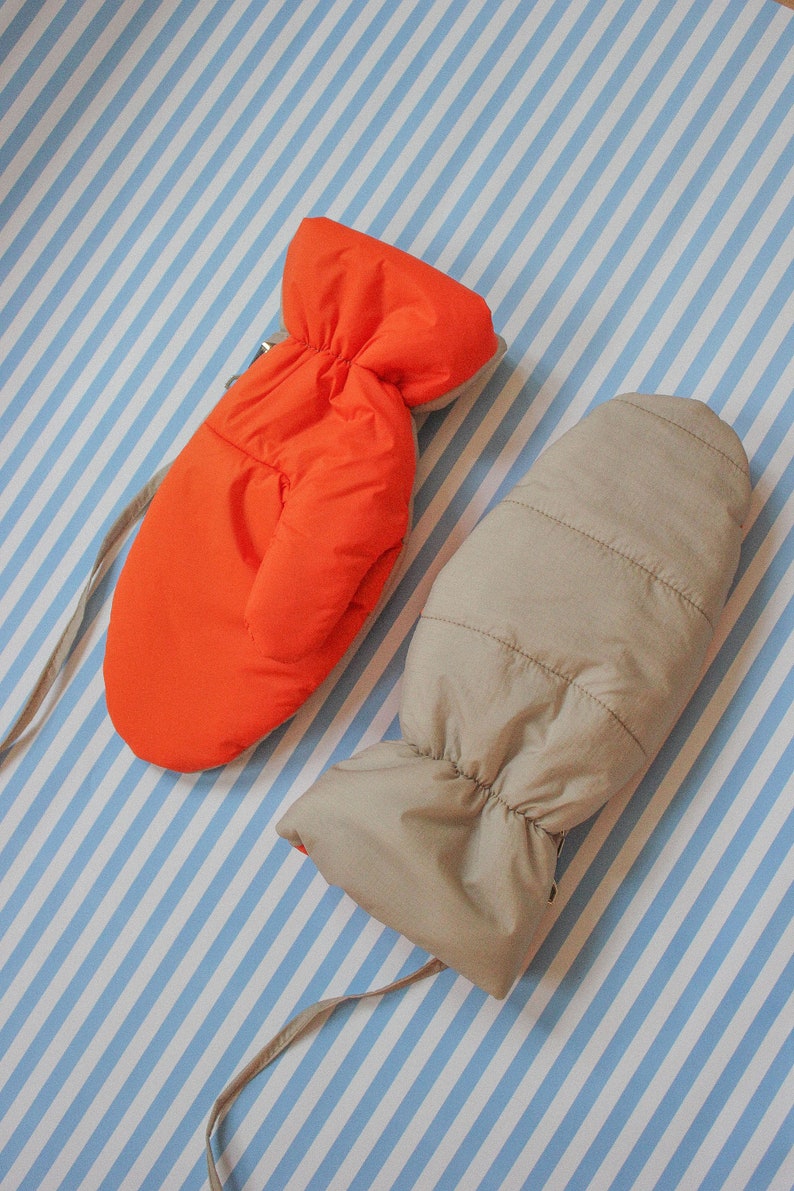 Bicolor Puffer Mittens on Strings in orange and beige image 3