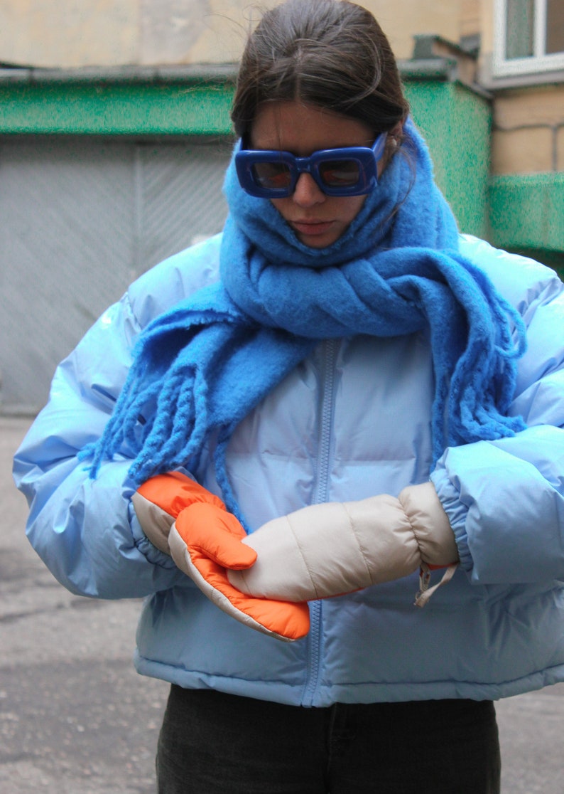 Bicolor Puffer Mittens on Strings in orange and beige image 4