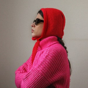 Hand-knitted Adult Bow Tie Bonnet hat in hot red 画像 5