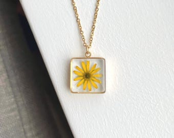 Collar de resina con flor de zinnia amarilla / Collar de mini girasol /