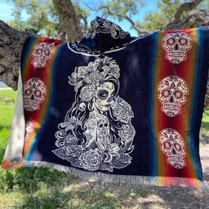 Poncho de catrina, poncho de alpaca hecho a mano, poncho reversible, poncho con diseño de calaveras, capa elegante, poncho boho con capucha, poncho nativo americano.