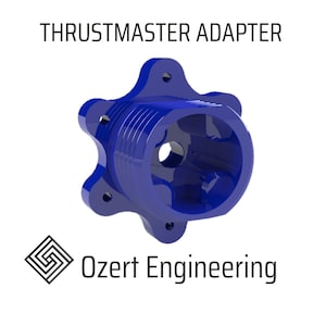 Puede incluir: Un adaptador de plástico azul para un volante Thrustmaster. El adaptador tiene una base en forma de estrella de seis puntas y un agujero central roscado. El texto "Thrustmaster Adapter" está impreso encima del adaptador y "Ozert Engineering" está impreso debajo del adaptador.