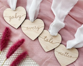 Personalisierte Valentinstag Korbanhänger, Liebe Korbanhänger, Herzkorbanhänger aus Holz, individuell gravierte Geschenkanhänger, Namenschild zum Valentinstag
