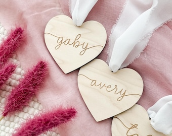 Personalisierte Valentinstag Korbanhänger, Liebe Korbanhänger, Herzkorbanhänger aus Holz, individuell gravierte Geschenkanhänger, Namenschild zum Valentinstag