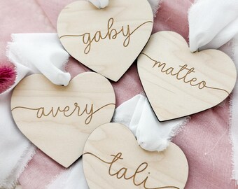 Personalisierte Valentinstag Korbanhänger, Liebe Korbanhänger, Herzkorbanhänger aus Holz, individuell gravierte Geschenkanhänger, Namenschild zum Valentinstag