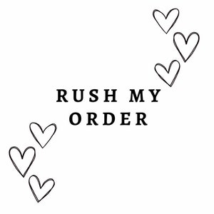Könnte beinhalten: Weißer Hintergrund mit dem Text "RUSH MY ORDER" in schwarzen Fettdruckbuchstaben. Es gibt mehrere handgezeichnete Herzen in Schwarz um den Text herum.