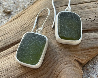 Boucles d’oreilles en verre de mer vert olive