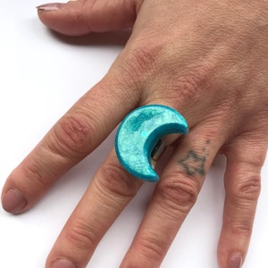Anillo de luna azul