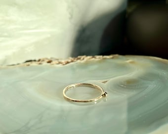 Delikat, äkta, massivt 9K guld, tunn, hamrad, handgjord ring med en kulsten