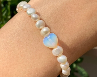 Elastic Bracelet in White Freshwater Pearls with Moonstone Opal Heart