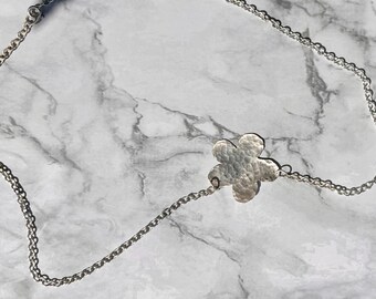 Handgjort halsband i sterlingsilver med blomma och hamrat silverhänge