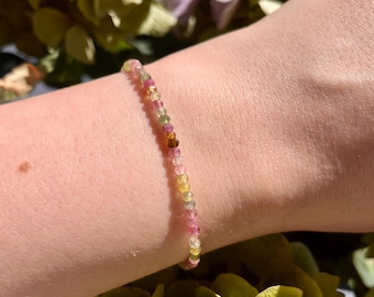 Elegant elastiskt armband med regnbågsturmalin, flerfärgade ädelstensrondeller