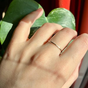 Delicato anello sottile martellato in oro bianco massiccio 9 carati, realizzato a mano.