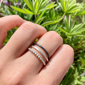 Anillos apilables de plata hechos a mano: diseños martillados, de alambre esférico, de alambre retorcido y patinados.