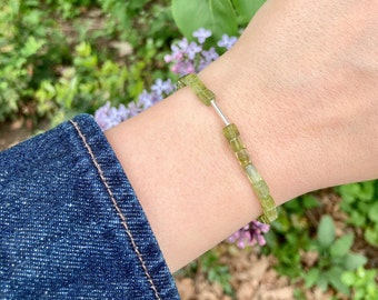 Peridot Armband aus hochwertigen Edelsteinperlen und glänzenden Silber-Details