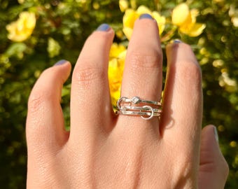 Handgjord silverring mot ångest gjord av tre texturerade ringar med rörliga pärlor